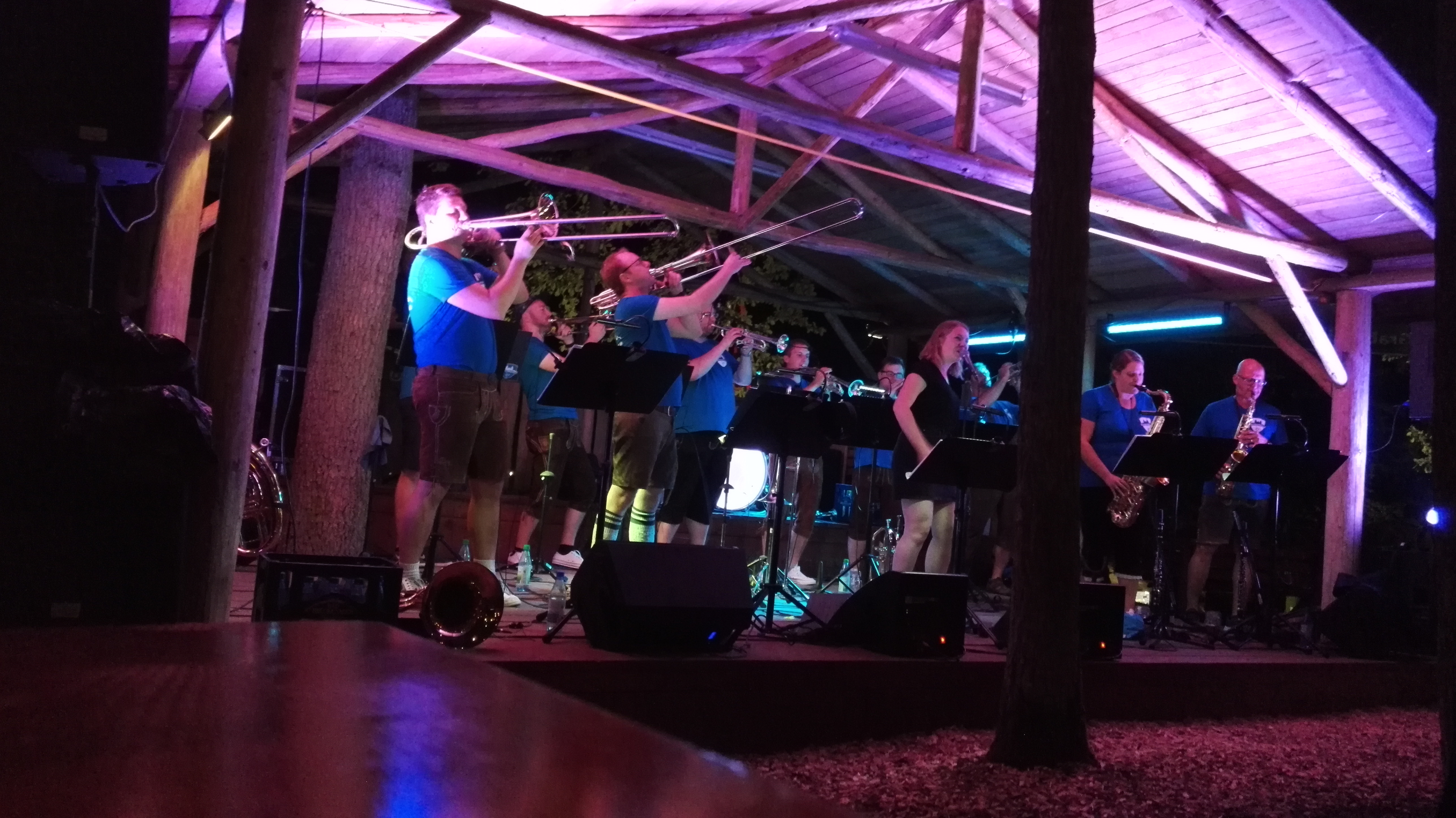 Waldfest in Aub 2018 mit lila Beleuchtung im Wald auf der Bühne