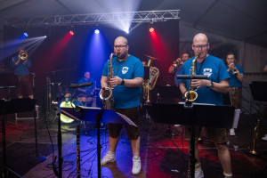 Saxophone mit bunter Bühnenbeleuchtung