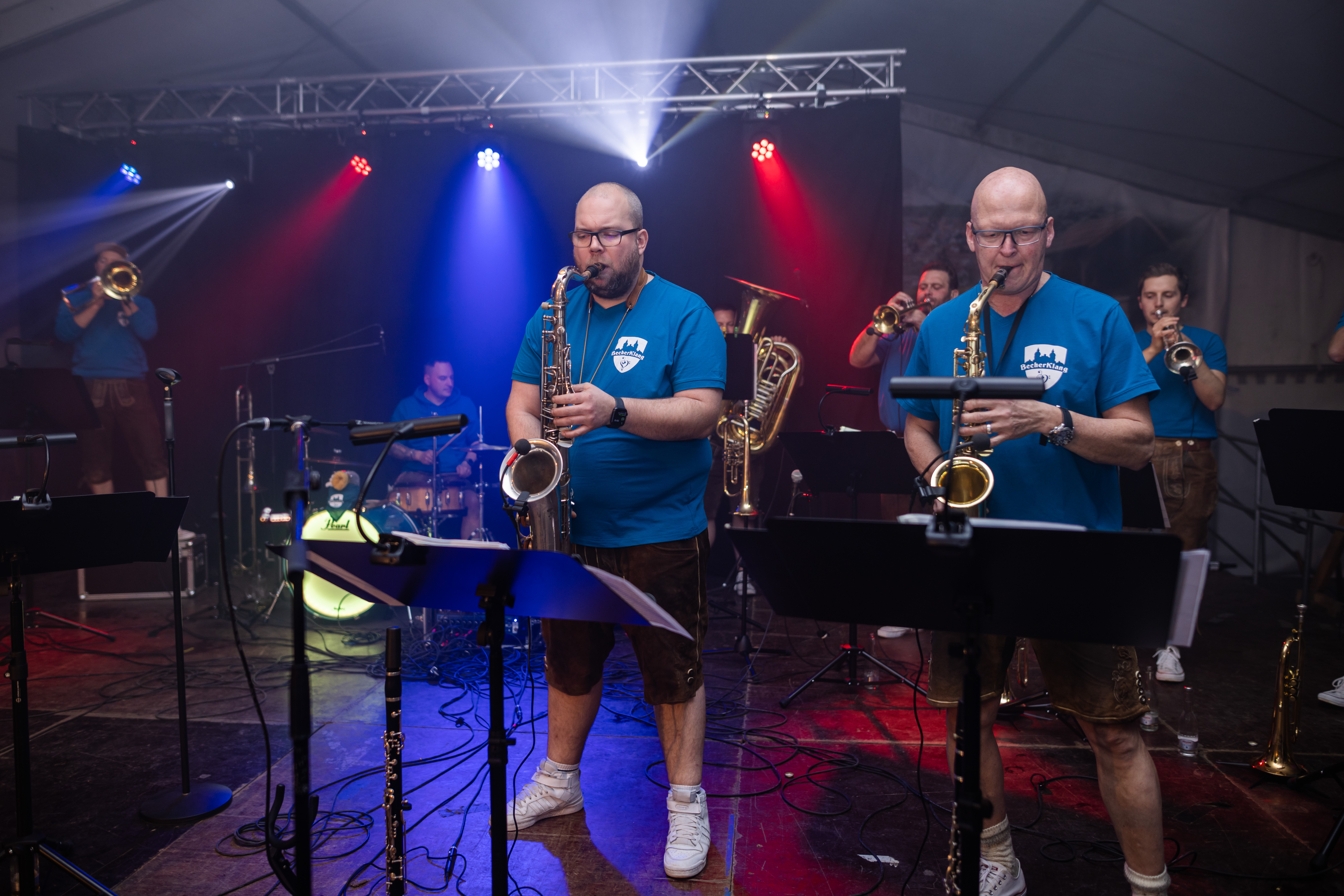 Saxophone mit bunter Bühnenbeleuchtung