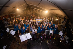 Hände hoch auf der Kirmes in Rommerz